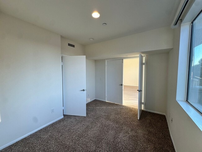 Building Photo - Immediate Move In: Spacious 3bed2bath condo Adjacent to Warner Center/Woodland Hills! Minutes to ...