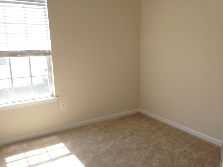 Building Photo - 4255 Talmadge Cir