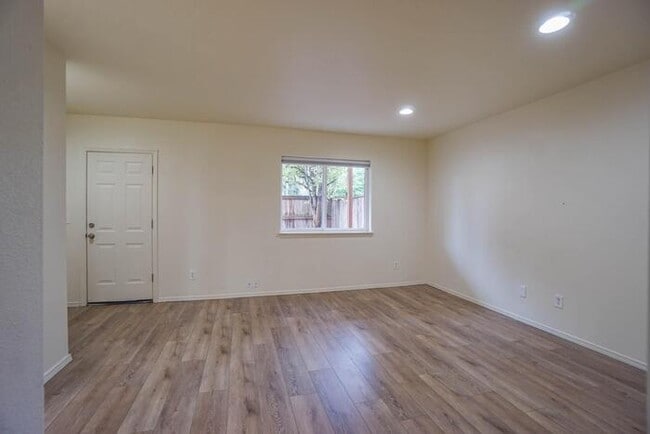 Building Photo - THREE BEDROOM TOWNHOUSE