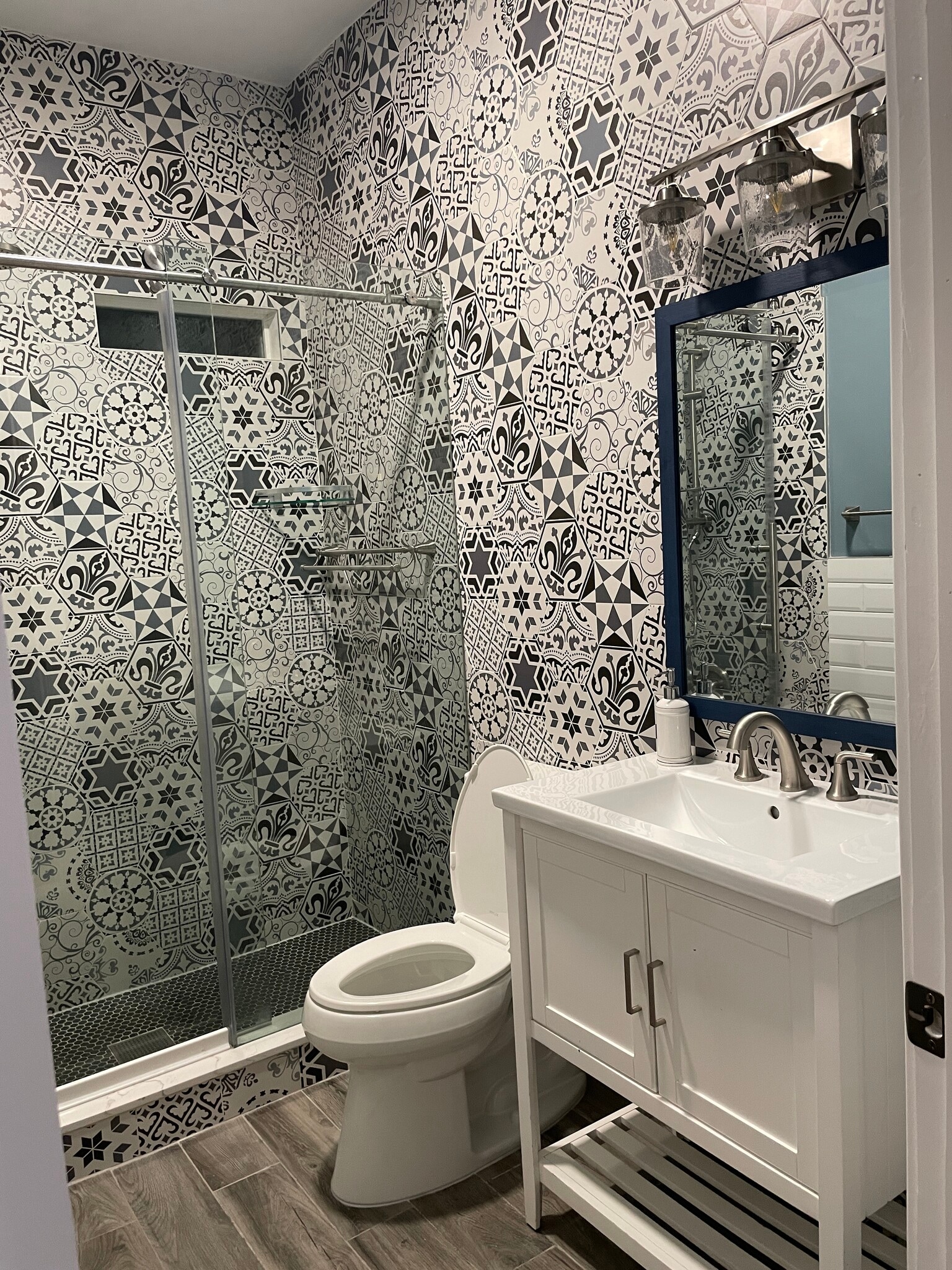 Standing shower - 35 Charles St