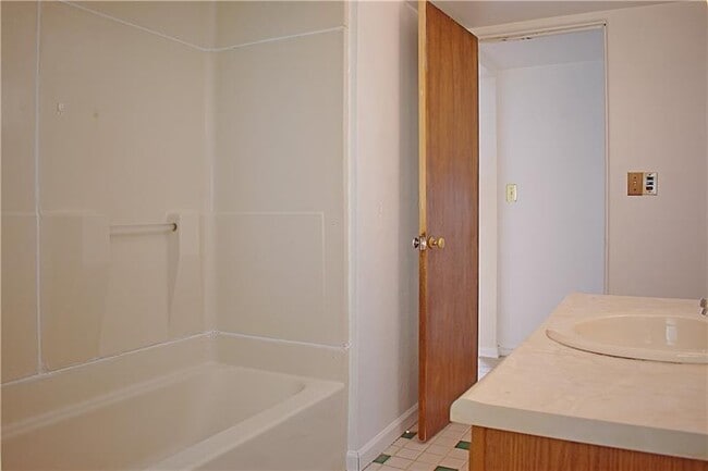 Building Photo - 100 Primrose Ave