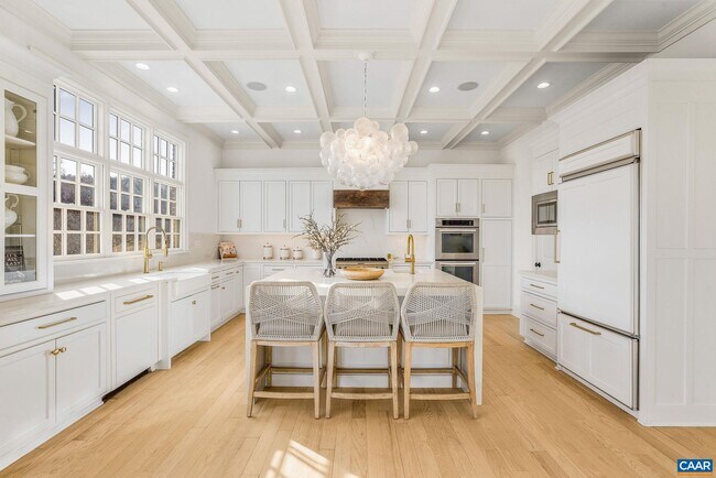 Building Photo - 585 Ragged Mountain Dr