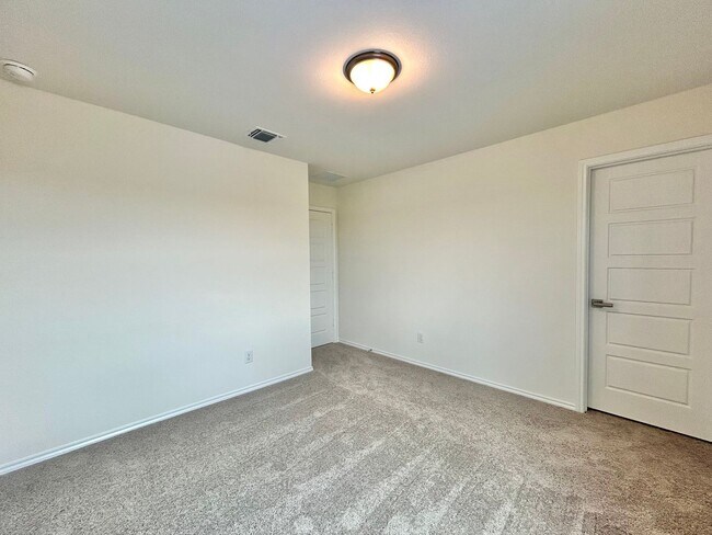 Building Photo - Spacious & Updated 4/BR 3/5/BA Home with M...