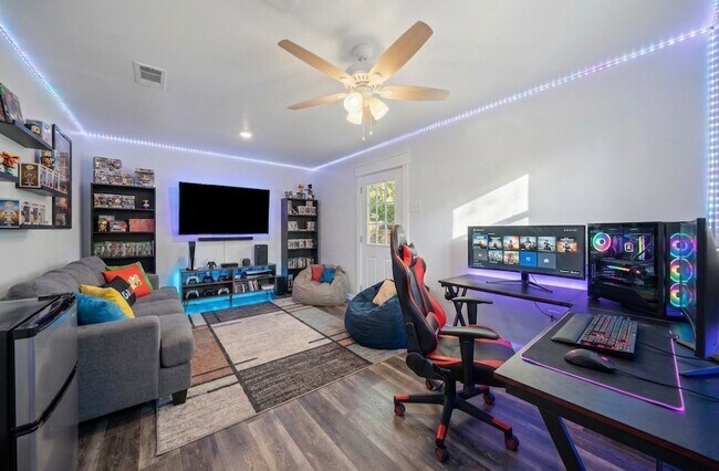 Building Photo - 9481 Lake Forest Cir