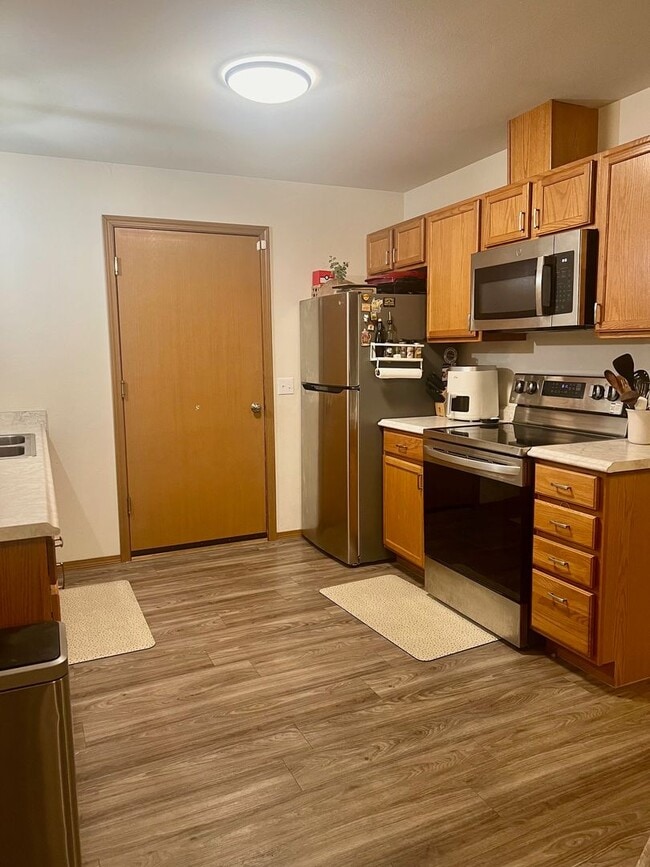 Building Photo - 3BD/2.75BA Duplex. Pet Friendly!