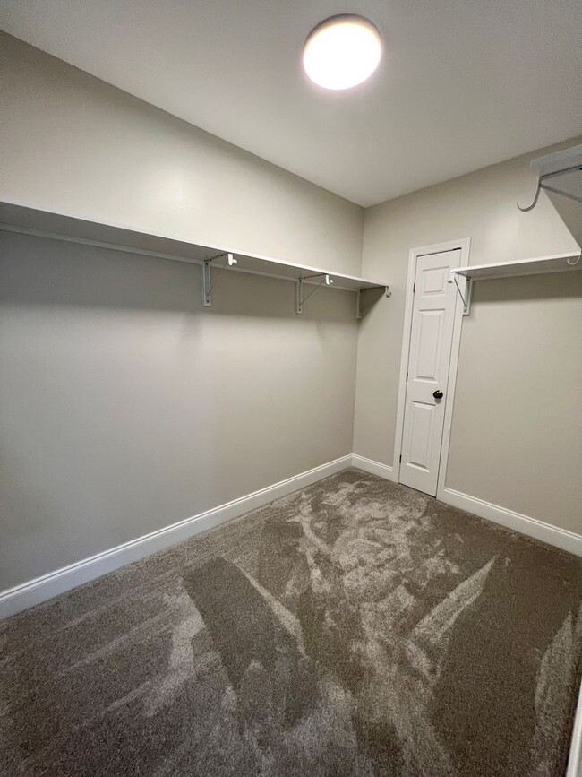 Building Photo - Beautifully Renovated Home!  5 Bedroom, 3 ...
