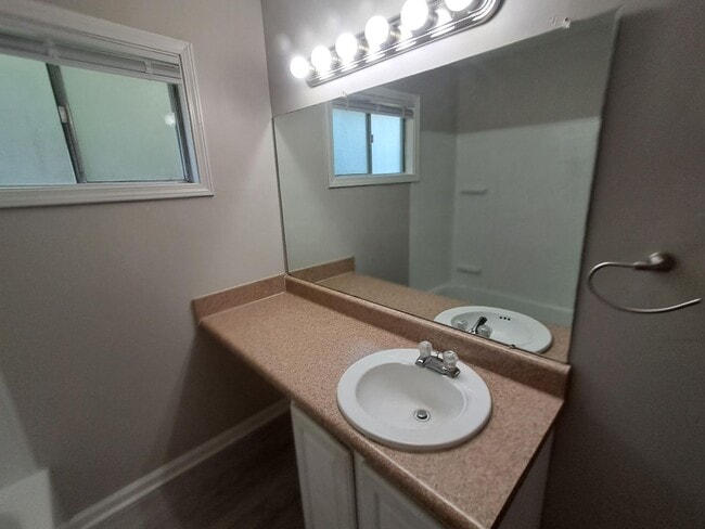 Building Photo - 3 bedroom 1 bath home