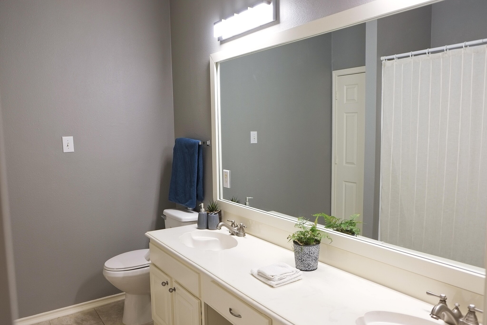 Guest bath - 4622 Forest Home Dr