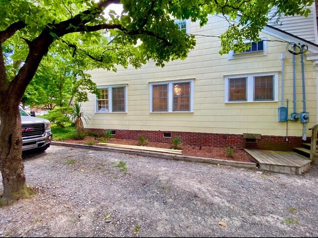 Building Photo - 407b Lewis St - Unit B