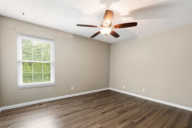 Building Photo - 2406 Village Glen Ct