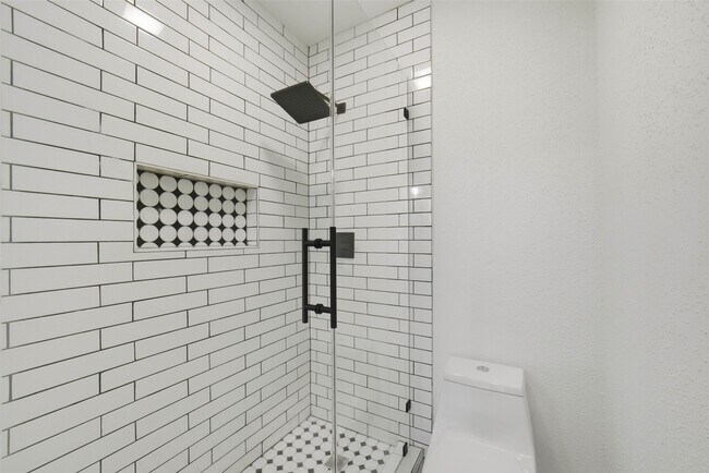 Building Photo - 2100 Tanglewilde St