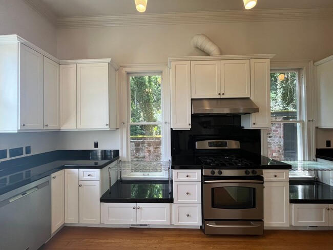 Building Photo - Charming 3 Bed 3.5 Bath home in Southwest ...