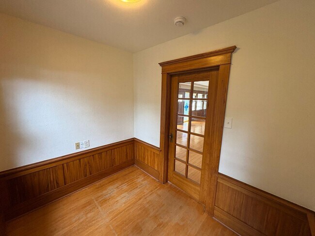 Building Photo - Classic vintage home walking distance to downtown Visalia!