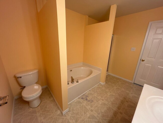 Building Photo - Spacious 3 Bed | 2.5 Bath House in Raleigh