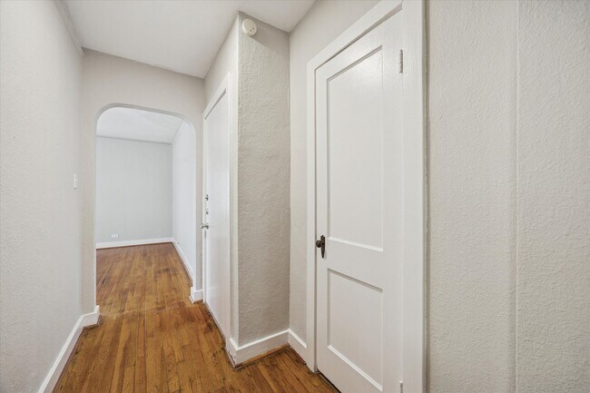 Building Photo - 1810 W Alabama St