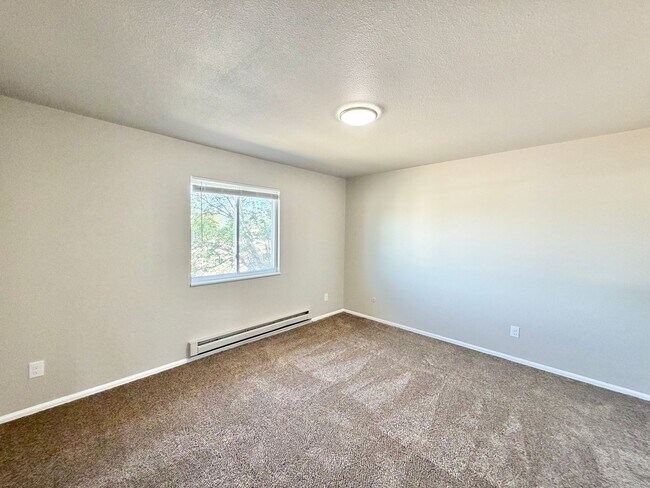 Building Photo - Two-Level 2BR with Fenced Yard & Washer/Dryer Hookups