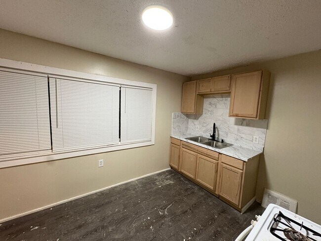 Building Photo - 27813 Avondale St