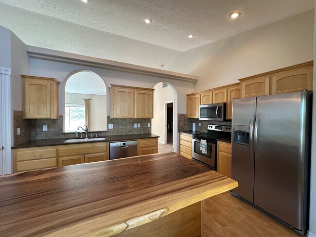 Building Photo - Spacious One-Level Living – 3 Bedrooms, 2 Baths, Central Valley School District