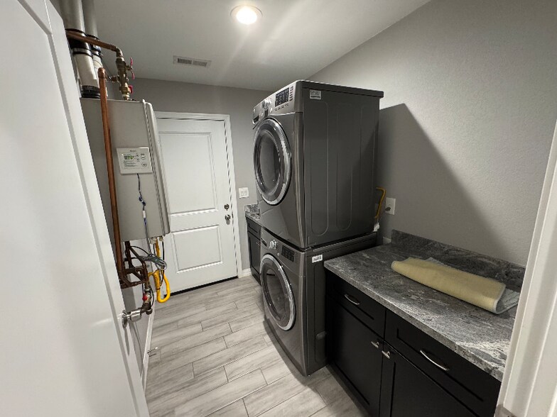 Building Photo - 1558 W 5th St