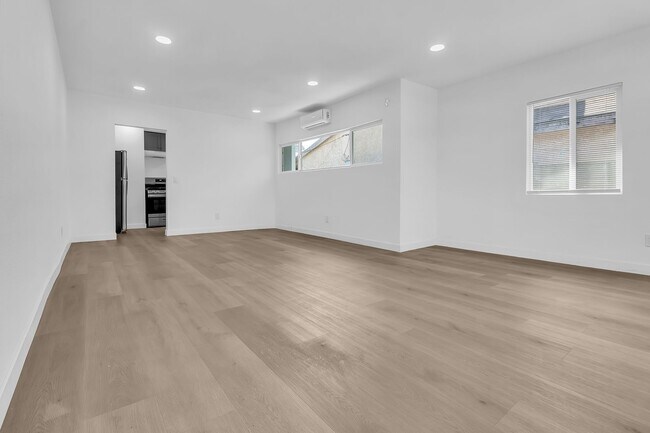 Building Photo - 5518 Denker Ave