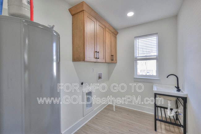 Building Photo - 402 E Trinity Ln