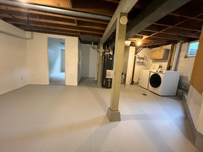 Building Photo - 3 Bed/1 Bath with Bonus Room and Fully Fenced in Yard!
