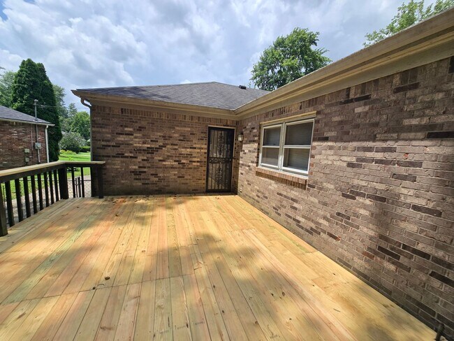 Building Photo - Brick Ranch in the heart of Jeffersontown! Featuring hardwood styled floors, 3 Bedrooms, 1.5 Bath...