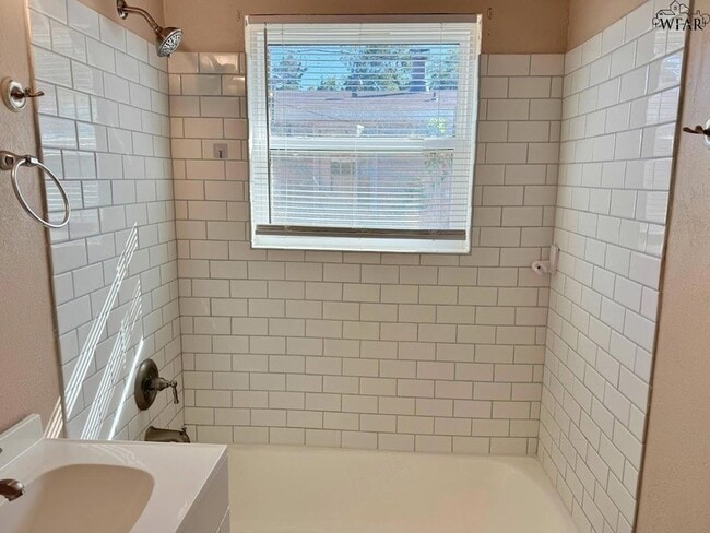 Building Photo - 102 Ave G