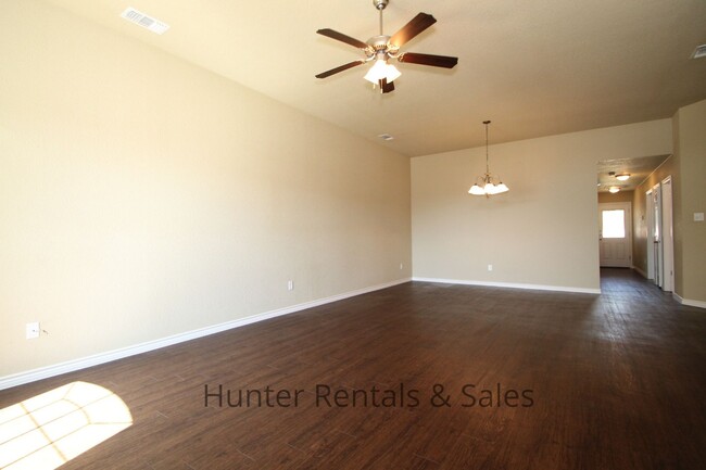 Building Photo - Spacious Two-Bedroom!