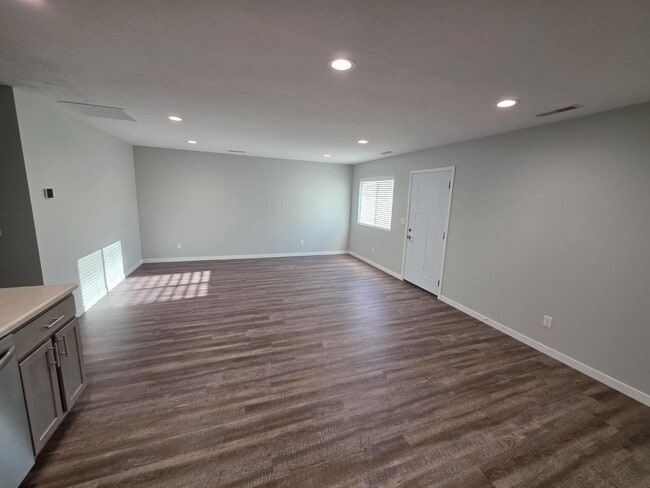 Building Photo - 2516 N Engleman Rd