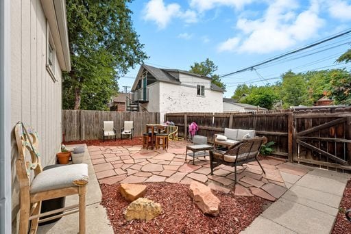 Building Photo - Charming 1-Bedroom Apartment in Desirable Cheeseman Park Neighborhood