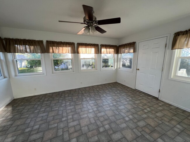 Building Photo - Beautiful Spacious 3 Bedroom, 2.5 Bath Hom...