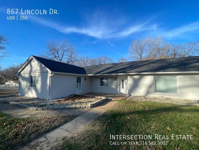 Building Photo - Fully Renovated 4 Bed/1.5 Bath w/ Spacious...