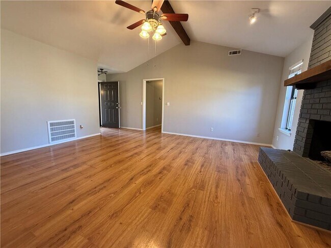 Building Photo - 350 E Margaret Pl