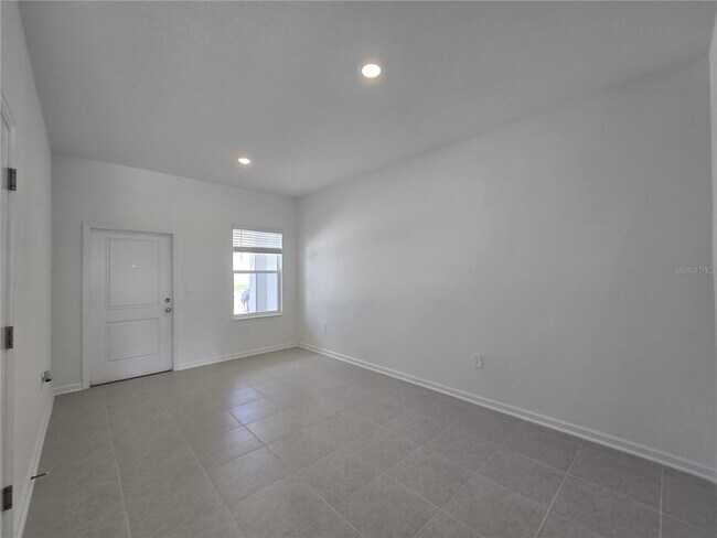 Building Photo - 3062 Chantilly Dr