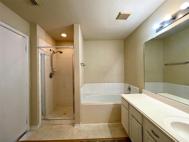 Building Photo - 7303 Foxshadows Ln