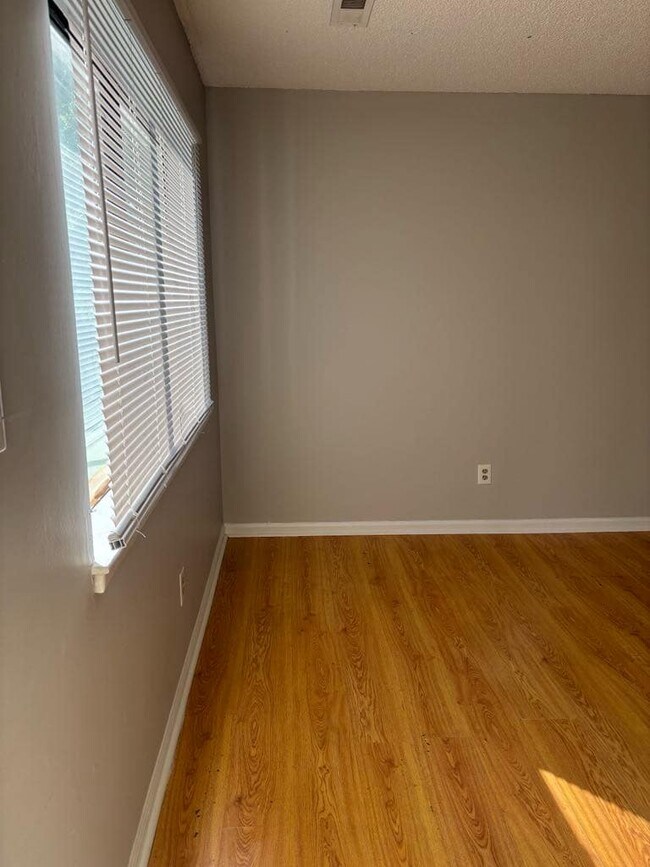 Building Photo - Single Family Standridge manor
