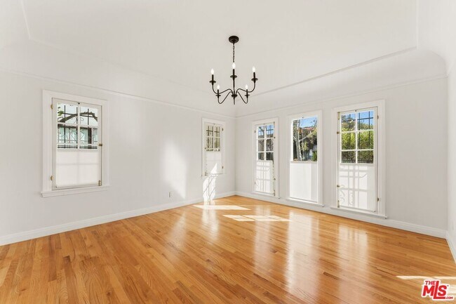 Building Photo - 123 N Orange Dr