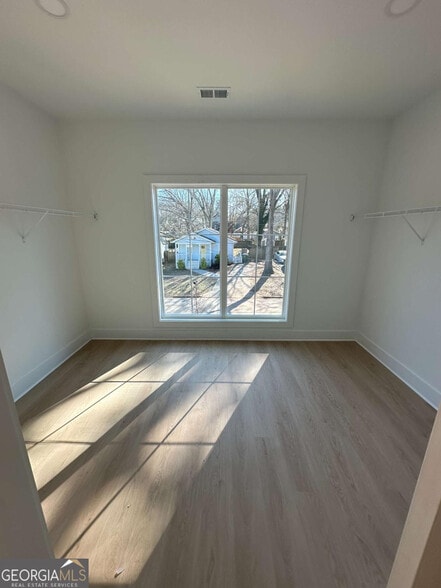 Building Photo - Room in Duplex on Plaza Ave SW