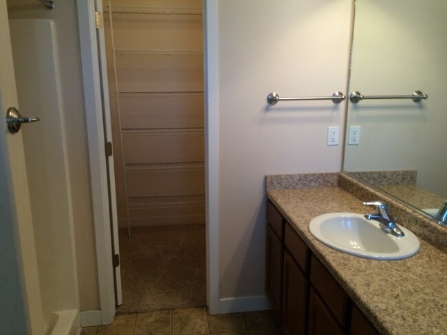 Building Photo - Luxury 3 Bedroom Townhome Available Now!!