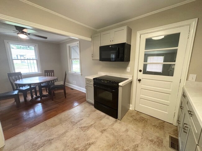 Building Photo - 3 Bedroom 1 Bath Home in Rosewood