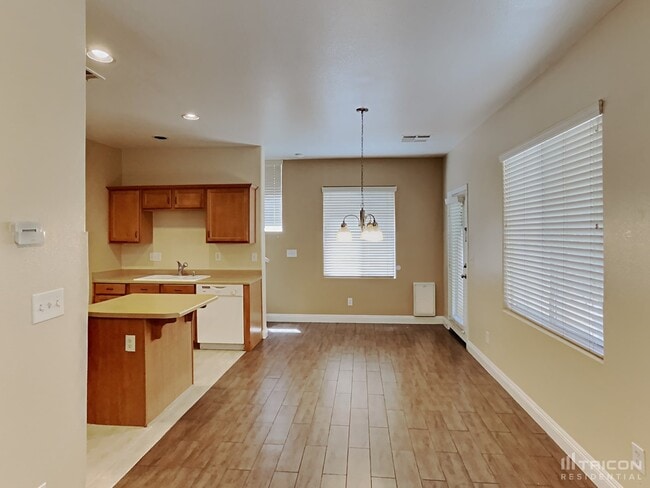 Building Photo - 719 Easter Lily Pl