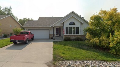 Building Photo - Large 5 bedroom 3 bathroom home!