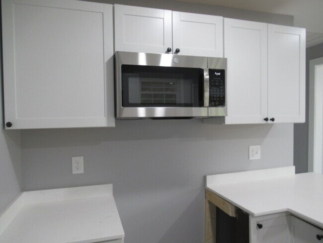 Building Photo - Cute, remodeled 3bd 1ba house
