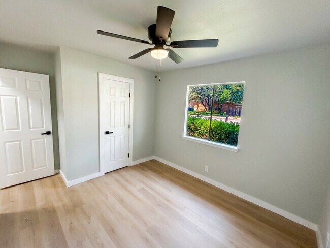 Building Photo - 8726 Timberbriar, San Antonio, TX 78250 | Home for Rent 78250