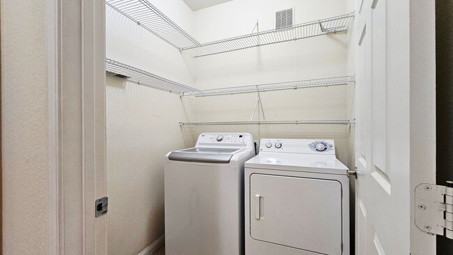 Building Photo - 2 Bed and 2 full Bathrooms Condo for Rent