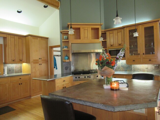 Building Photo - Hidden Whitefish Lake 3 bedroom Furnished ...