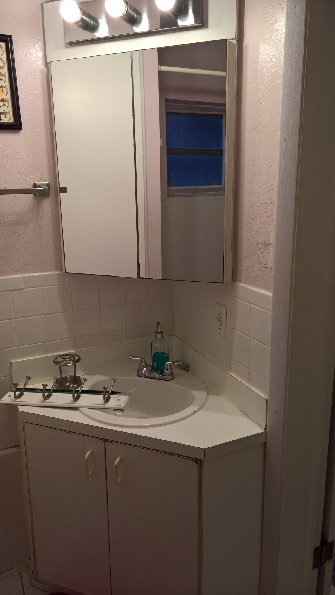 Bathroom - 1948 Roosevelt St