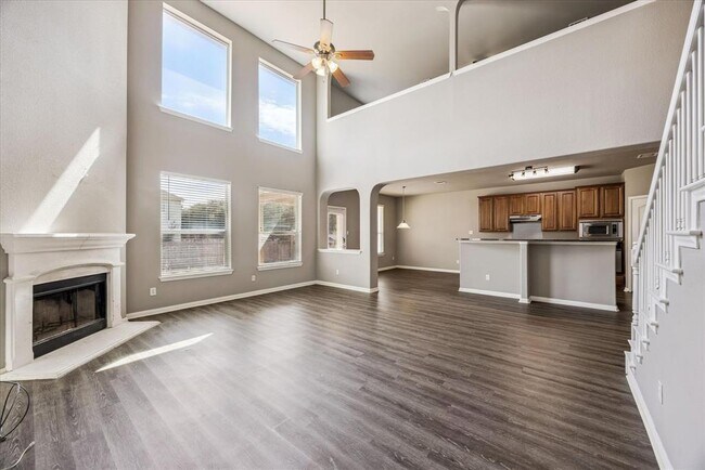 Building Photo - 701 Crestwood Ln