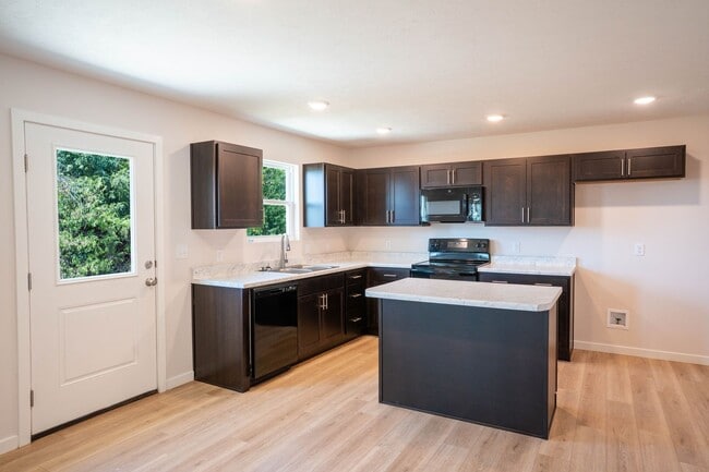 Building Photo - Beautiful newer 3 bed home with 3 car garage
